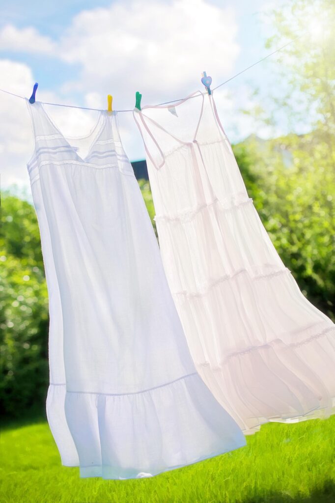 Dicas práticas de como lavar roupas brancas para remover manchas e evitar o amarelamento dos tecidos.