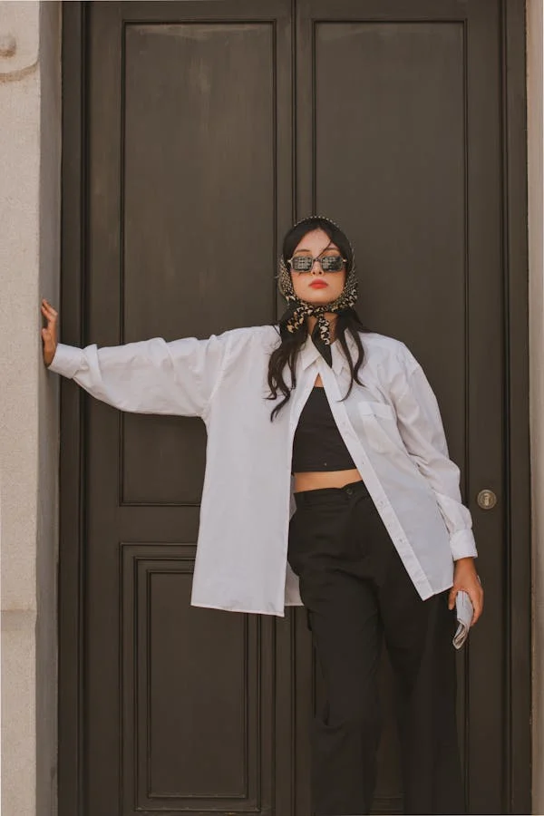 Modelo usando camisa branca feminina em um look casual chic, demonstrando a versatilidade da peça no dia a dia.