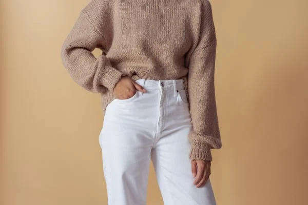 Modelo vestindo calça branca feminina em um look elegante, demonstrando como combinar a peça para diferentes ocasiões.