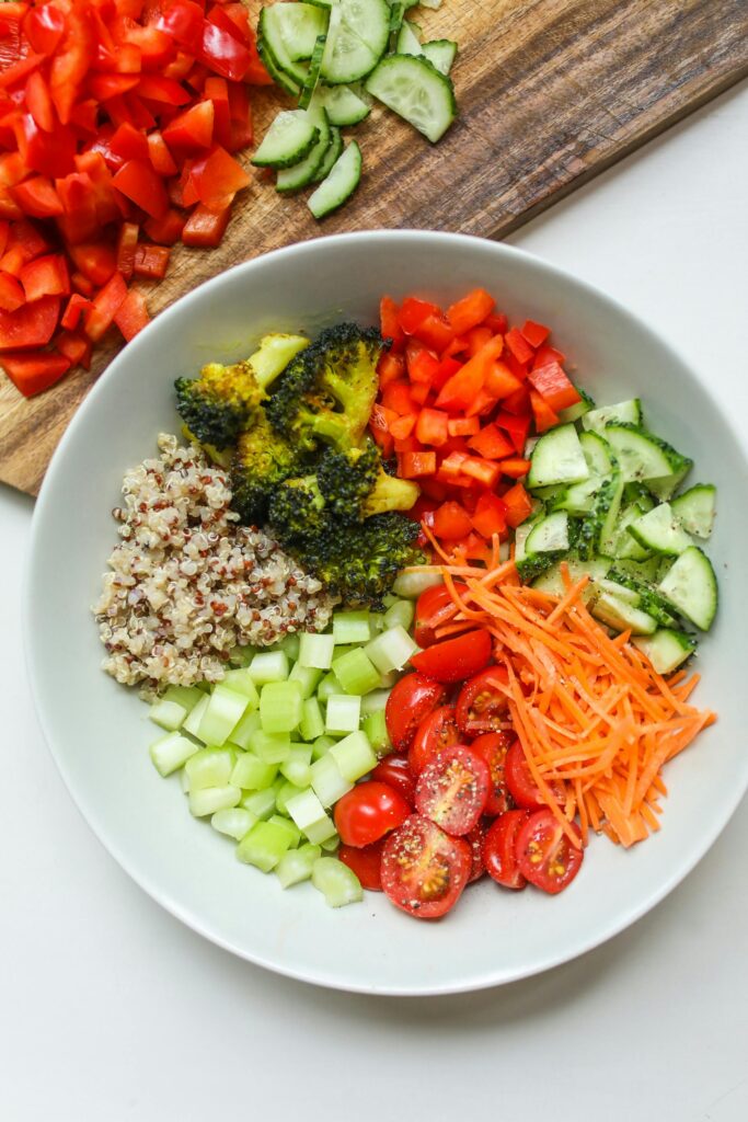 Uma tigela com legumes. Representando como a escolha de alimentos densos em nutrientes reflete diretamente no vigor e na saúde da mulher.