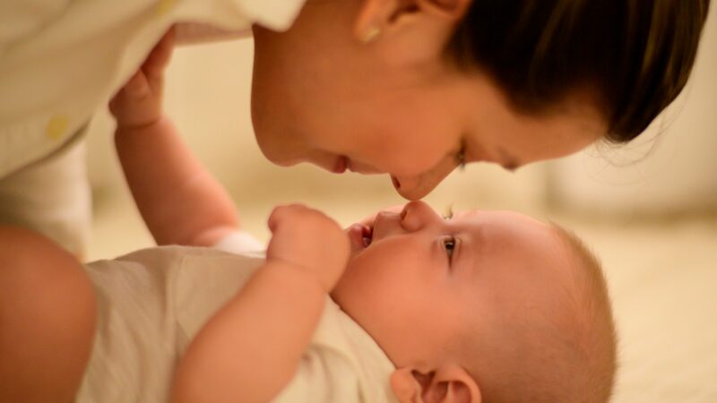Shantala: O Toque que Conecta Mãe e Bebê.