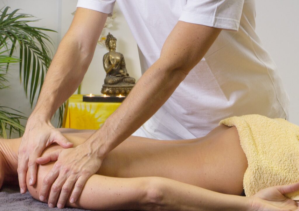 Close de uma mulher relaxada recebendo uma massagem profissional nas costas em um ambiente de spa tranquilo, simbolizando o autocuidado e o alívio do estresse.