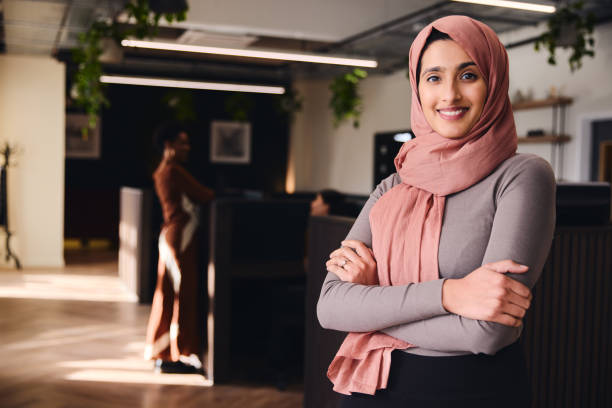 Mulher com hijab moderno em ambiente urbano, simbolizando a integração da fé com o estilo de vida contemporâneo.