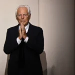Luto no mundo fashion: a perda de Giorgio Armani deixa um vazio na moda. Relembre a trajetória e o legado eterno do mestre da elegância. Confira.