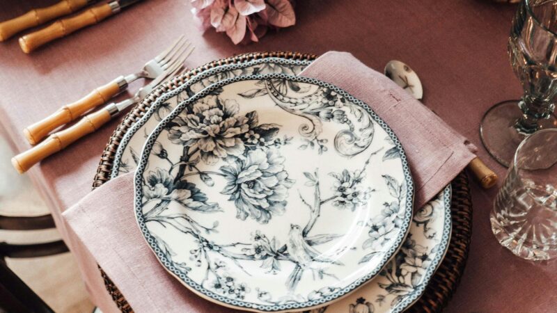 Como Comer com Elegância: O Guia Social.