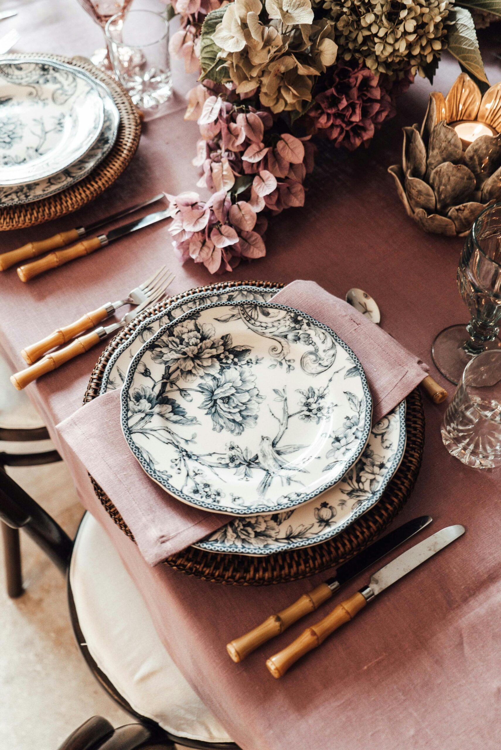 Como Comer com Elegância: O Guia Social.