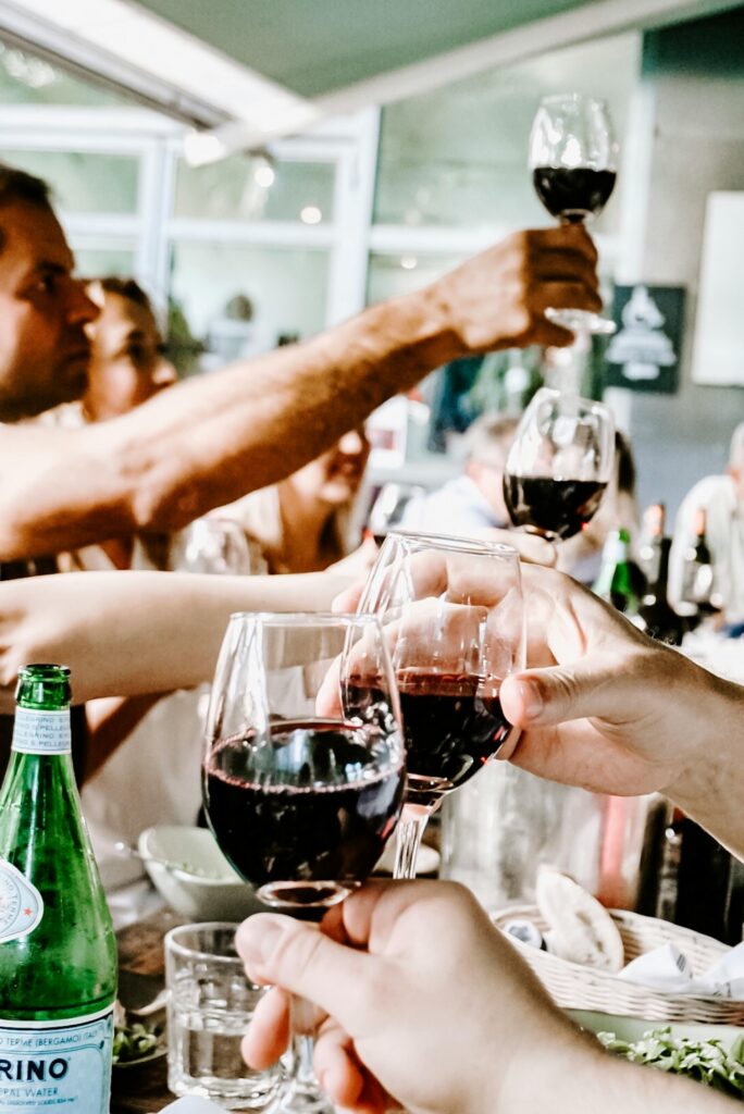 um brinde com vinho mostrando a união e alegria