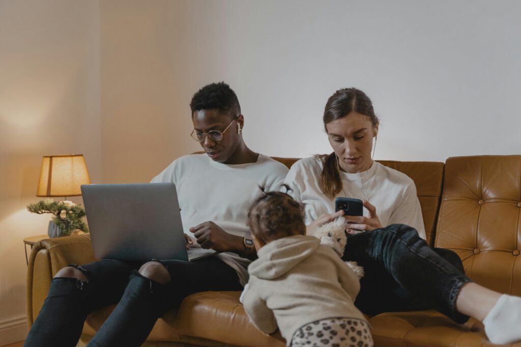 Uma família sentada, mas cada um olha para seu próprio aparelho, ilustrando o impacto do digital e a necessidade de novas conexões reais.