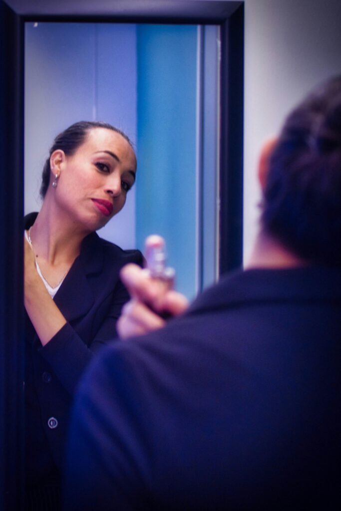 mulher usando perfume como o toque final de seu look.