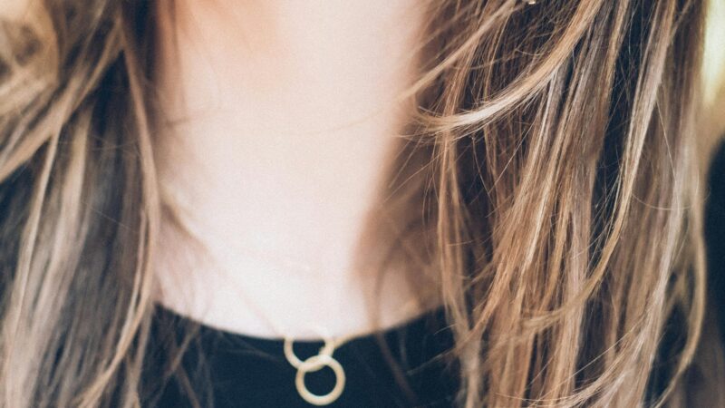 Acessórios em Dourado: O Brilho da Elegância.
