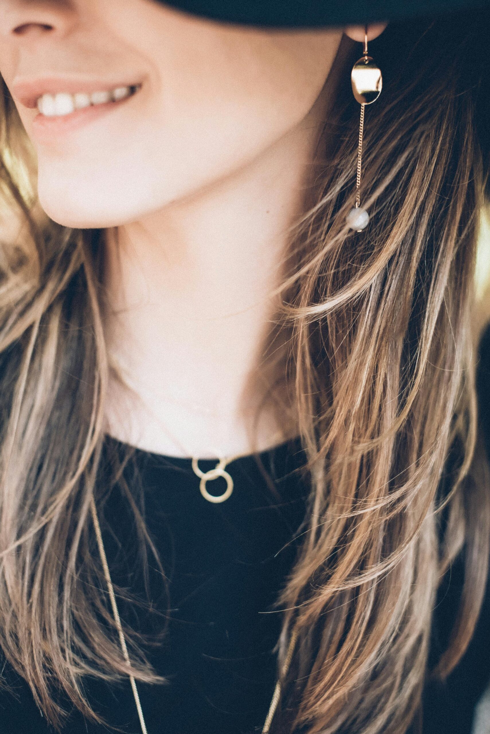 Acessórios em Dourado: O Brilho da Elegância.