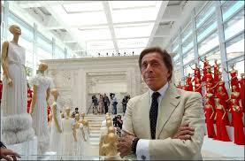 Retrato do estilista Valentino Garavani, expressando serenidade e elegância, representando seu eterno legado na moda mundial.