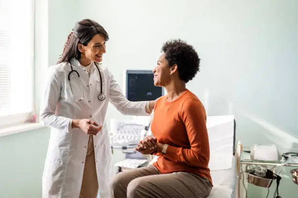 médica e paciente mostrando uma relação de extrema confiança.