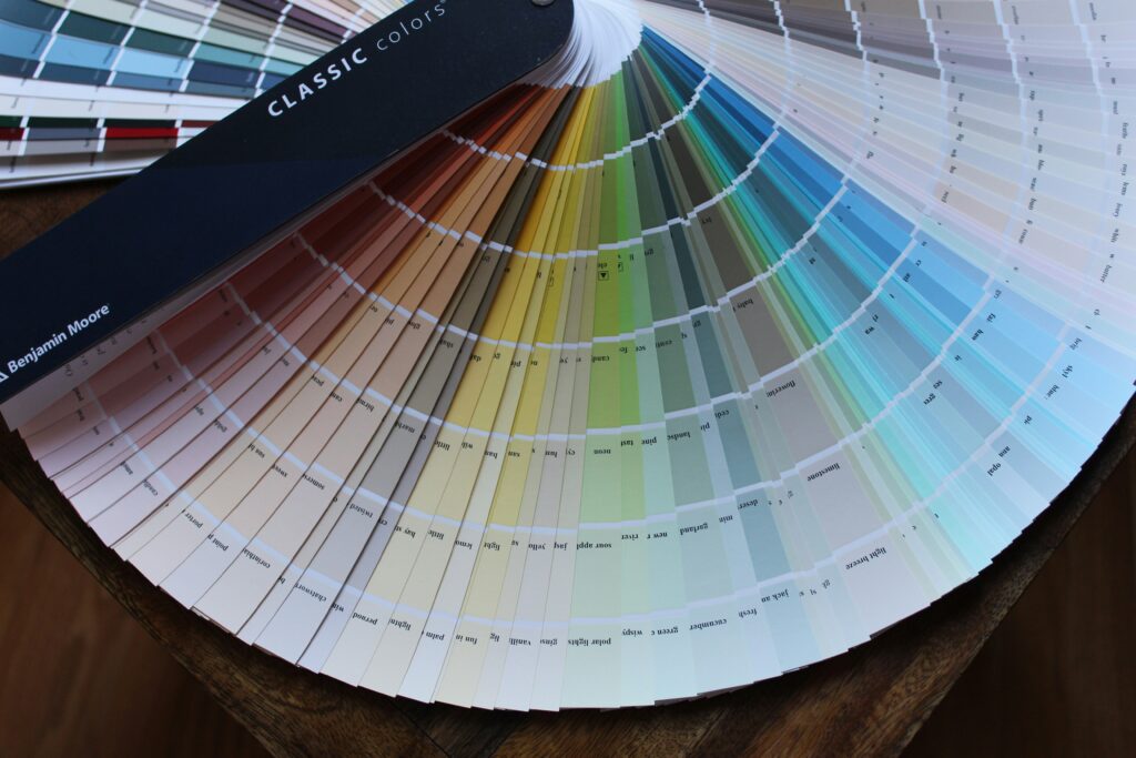 a paleta de cores para demonstrar que cores devem ser estudadas com intenção e levadas em consideração.