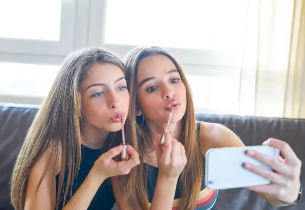 imagem mostra a adultização de meninas e a influência do digital nisso.
