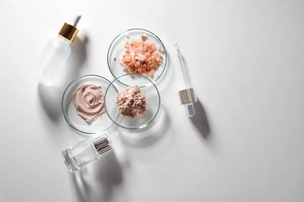 imagem mostra tipos de cosméticos que fazem parte da rotina feminina.