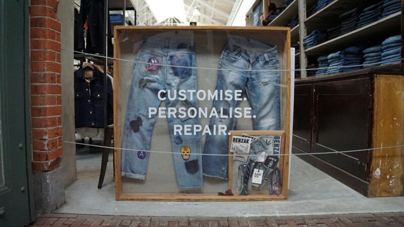 A Arte de Customizar: Roupas Únicas e Suas.
