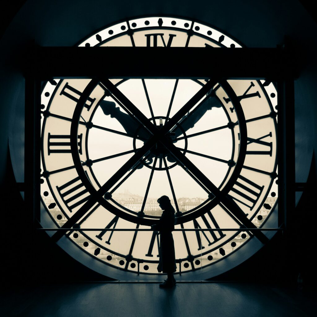 imagem reflete um relógio que mostra a passagem do tempo.