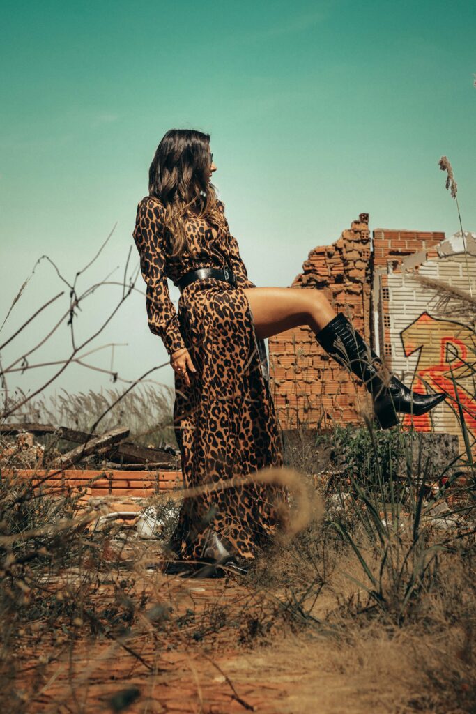 imagem de uma modelo com vestido estampado em animal print para demonstrar o tema.