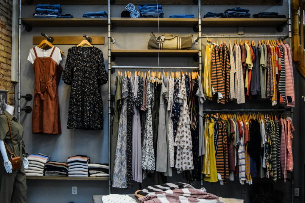 um guarda roupa para mostrar a diversidade e versatilidade necessária para looks.